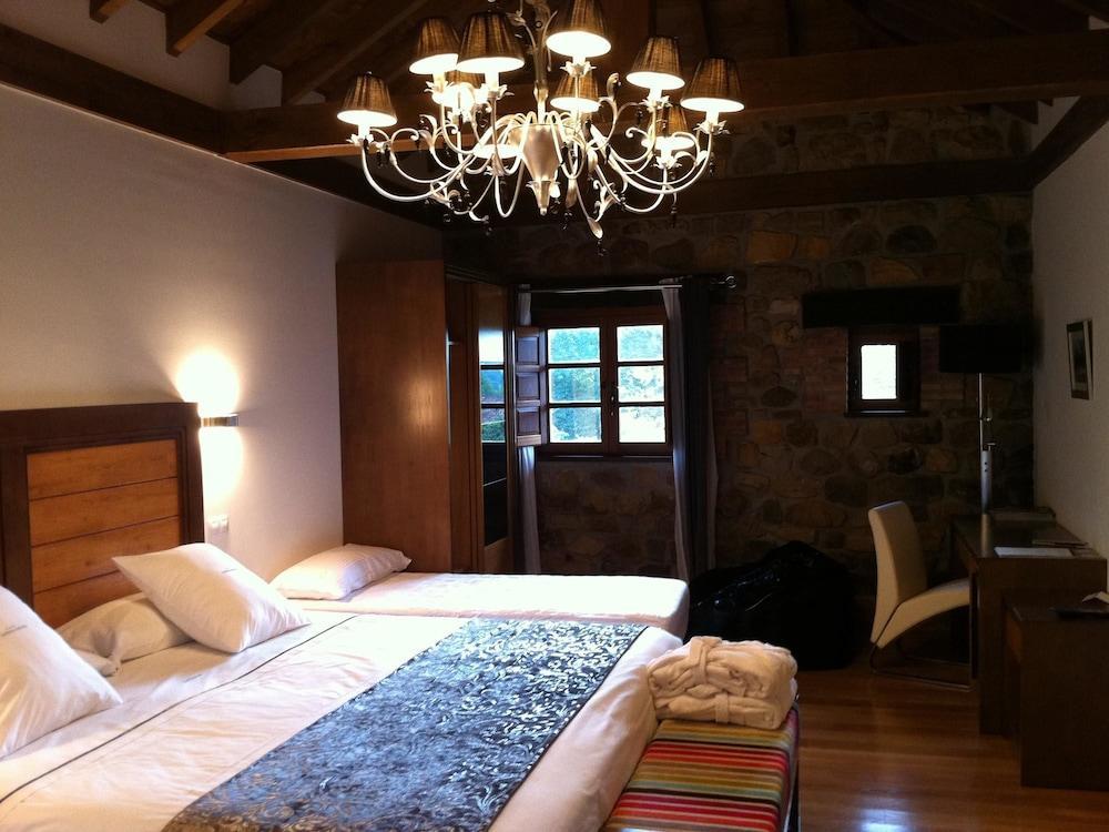 Akla Hotel Suites Valles Pasiegos Saro Esterno foto
